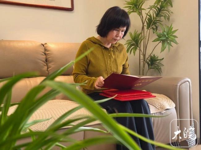 渐冻症患者用眼睛“写”下自传