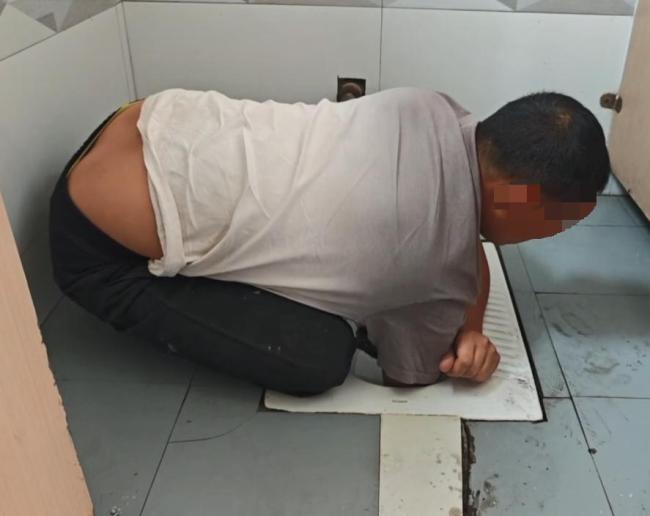 女子捡掉入厕所的塑料瓶被卡手 消防紧急救援