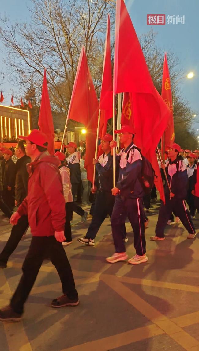 带师生徒步祭英烈校领导步数76000