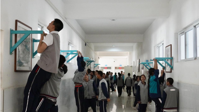 这不是健身房 这是新疆一中学走廊 课间秒变健身区
