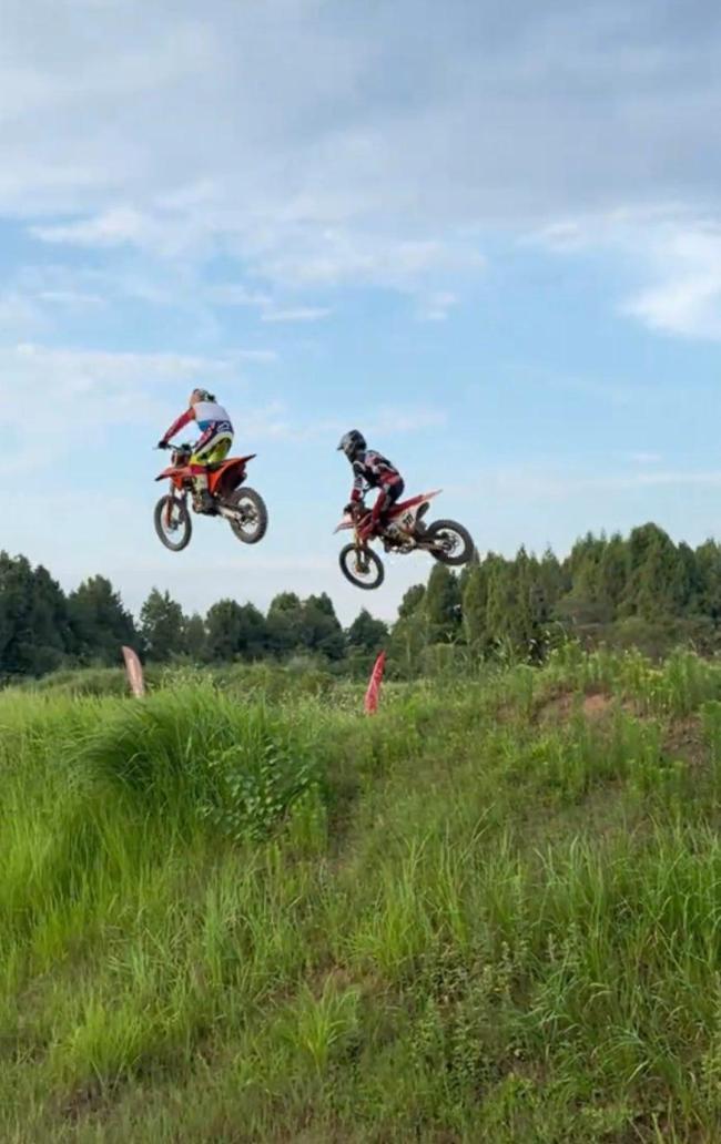 张雪妻子晒14岁儿子练车 赛车梦想成真