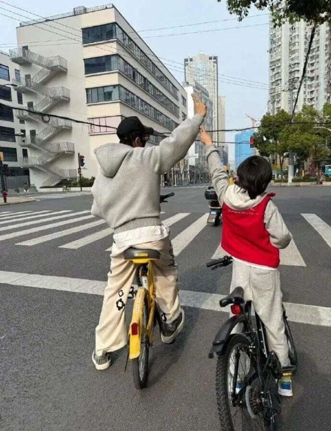 黄晓明就带9岁儿子骑行发文道歉 忽视法规深感愧疚