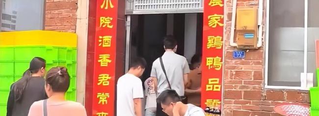 爆火鸡煲店限号老板称让外地游客先吃 本地食客错峰就餐