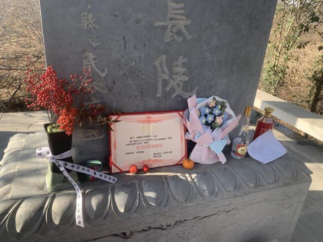 1年上30多座坟 年轻人为何爱上扫墓 跨越时空的会面