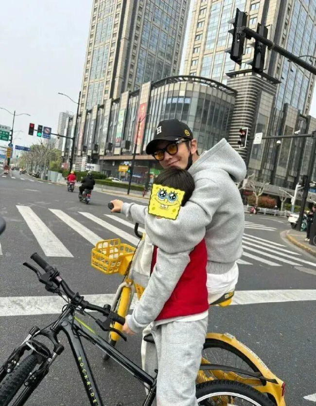 黄晓明就带9岁娃骑行道歉 安全法规不容忽视