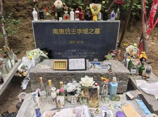 曹操墓前为何全是布洛芬 年轻人的创意祭拜方式