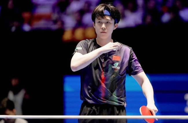 雨果在落后王楚钦时猛扇自己两耳光 赛场情绪爆发