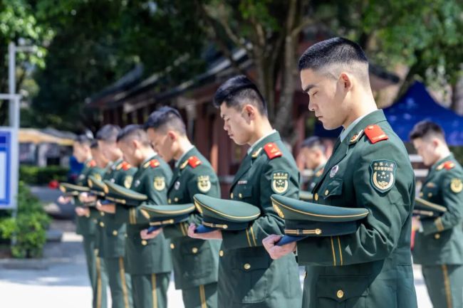 南宁武警官兵赴革命烈士陵园祭扫