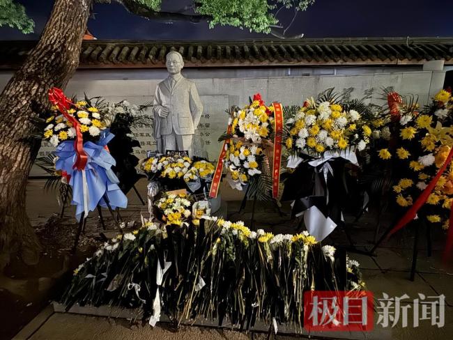 吴石将军故居前摆满鲜花 市民游客缅怀先烈