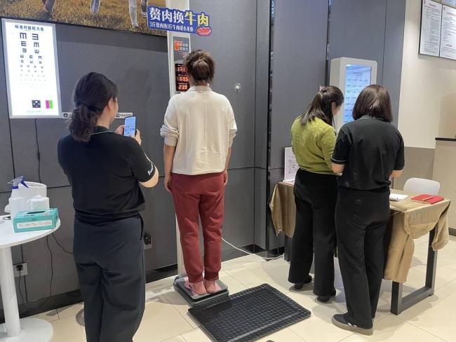 四川一超市上演现实版《西虹市首富》 减肥换牛肉小龙虾