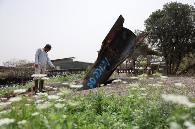 当地时间2026年4月4日，约旦河西岸，伊朗为报复美国和以色列的袭击而发射的导弹飞越希伯伦上空。此次袭击事件加剧了地区紧张局势，引发了对局势进一步不稳定的担忧。