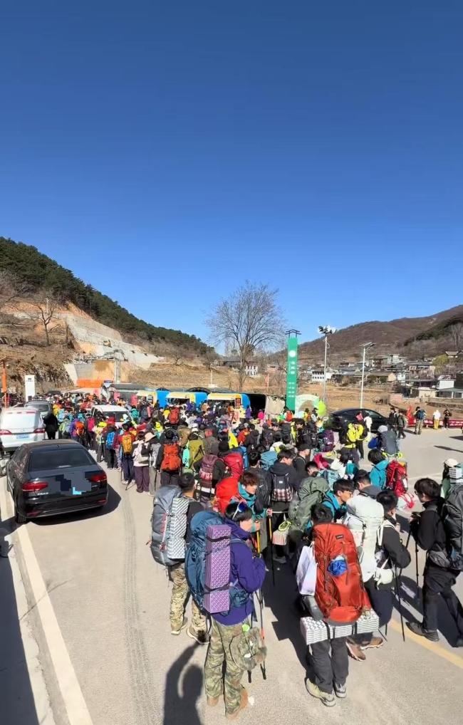 清明徒步大军堵死南太行 游客爆满引发拥堵