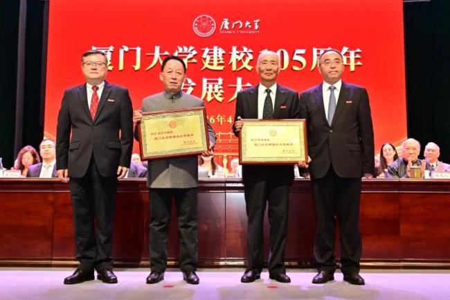 易中天获奖励20万元