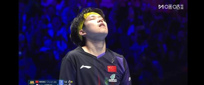 王楚钦赛后回应夺冠后倒地流泪的原因 压力与责任的释放