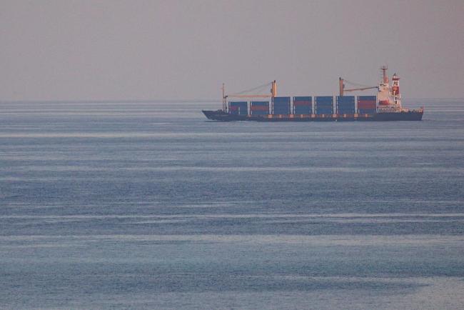 伊朗称或将封锁曼德海峡