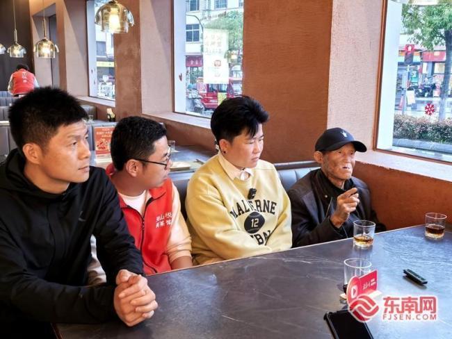 90岁老人骑行30年 现想慢慢走回家 三十年骑行疗愈