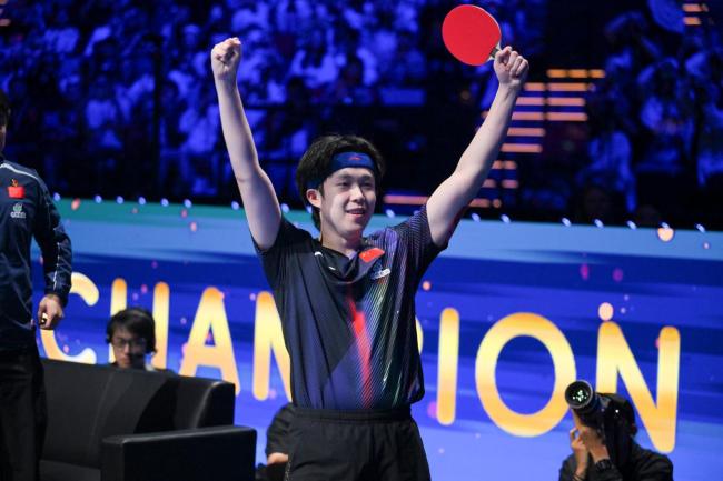 王楚钦孙颖莎世界杯冠军合影 国乒荣耀时刻