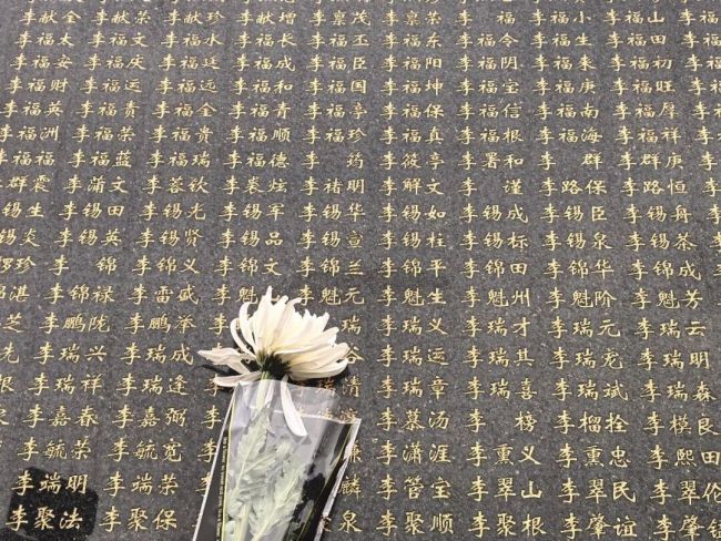 92岁老兵带着家乡泥土缅怀长眠战友 致敬不朽英灵