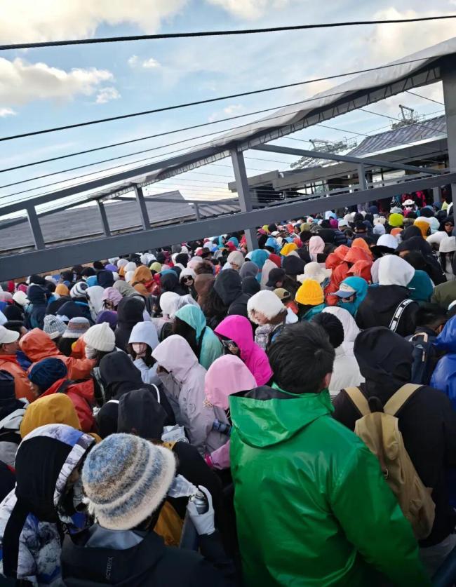 大量游客被困玉龙雪山 有人呕吐失温