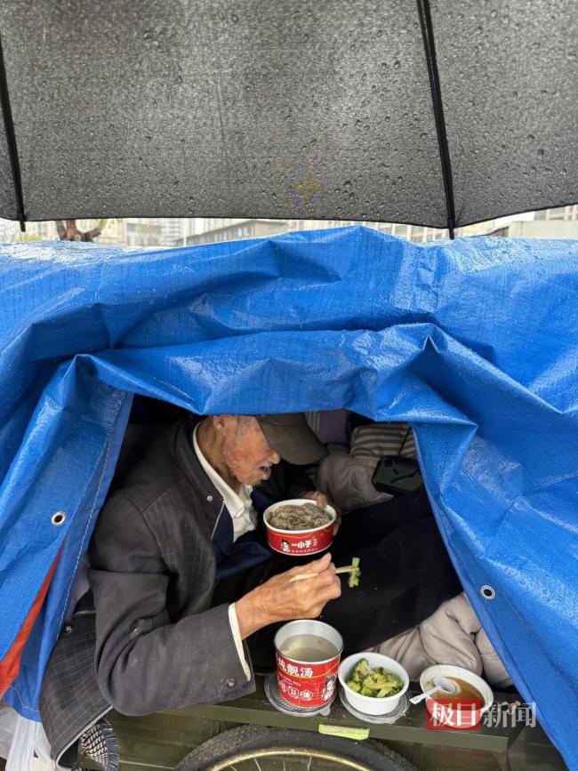 90岁老人孤身骑行30年重返江西 治愈半生伤痛