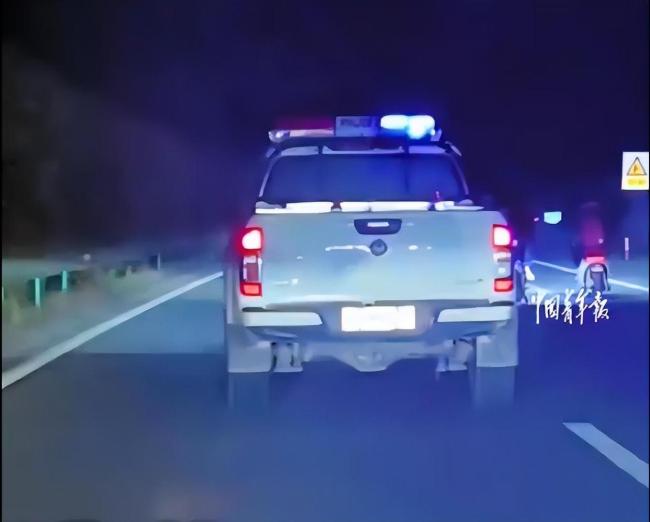 5人骑电瓶占道并行下一秒警车来了 遵守交规安全驾驶