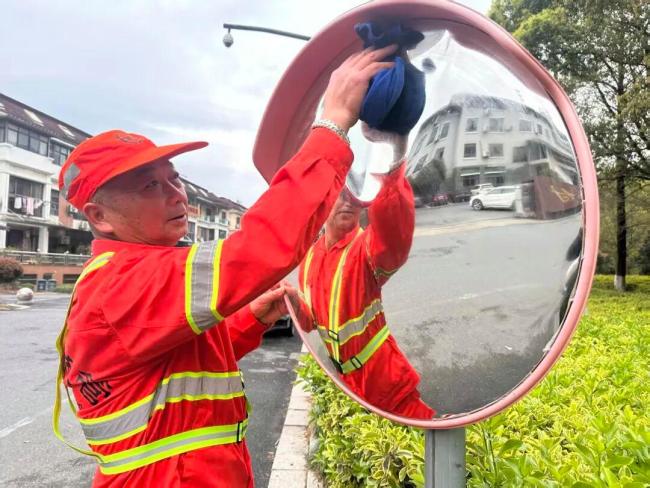 杭州大叔两次跳水救人 妻子不意外 好人好事传佳话