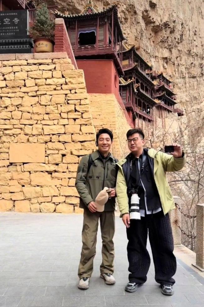 撒贝宁大同旅游瞬间被粉丝层层包围 文化之旅受热捧