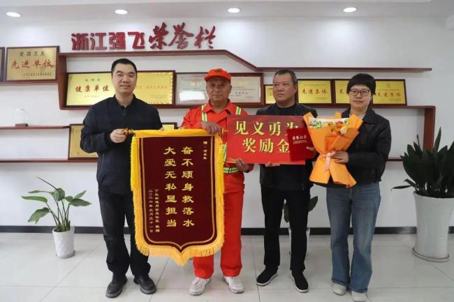 杭州大叔两次跳水救人 妻子不意外 好人好事传佳话