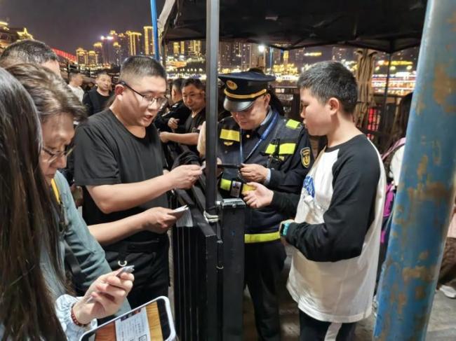 假期重庆高速日均车流量超200万辆次 疏堵保畅举措显成效