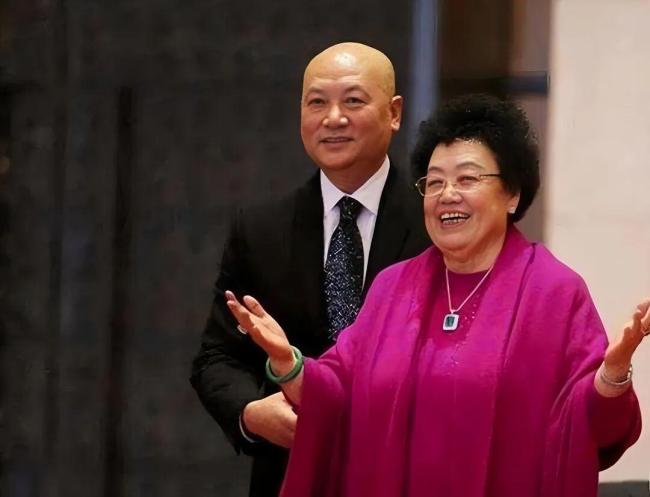 迟重瑞用身体为陈丽华挡马蜂 传奇婚姻的守护者