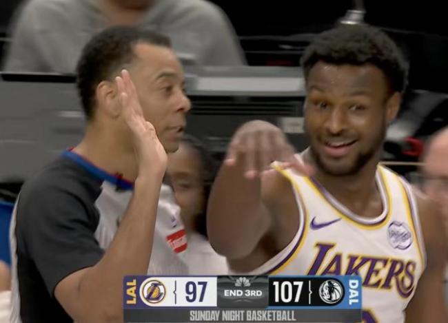 詹姆斯连续暴扣 30分15助攻 湖人客场激战独行侠