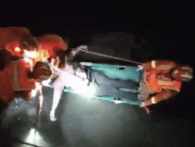 消防员拼命“撤回”姑娘的冲动操作 醉酒跳河险酿悲剧