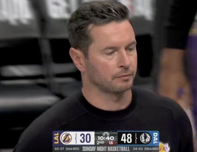 詹姆斯连续暴扣 30分15助攻 湖人客场激战独行侠