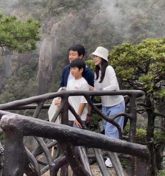 佟大为带家人到三清山游玩被偶遇 温馨家庭时光引关注