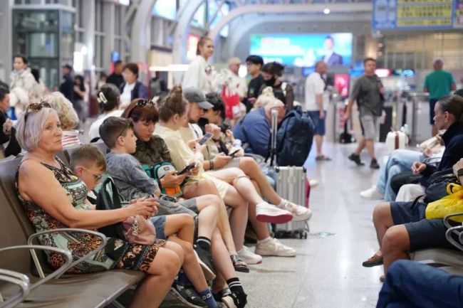 高铁车厢里全是外国人 开放海岛迎八方来客