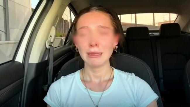 美国女孩崩溃哭诉：战争推高物价