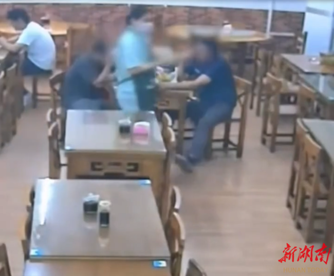 老板回应男子伸腿绊服务员 多次滋事无道歉