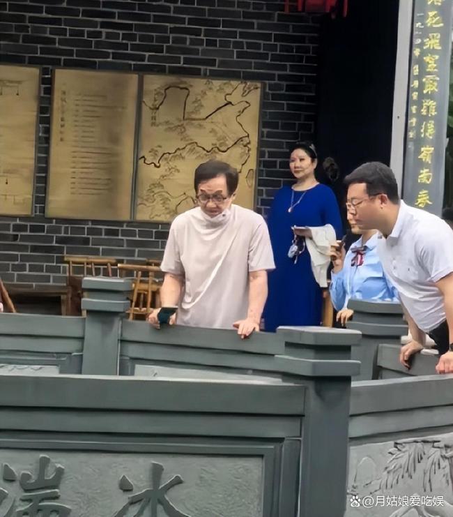 成龙现身惠州苏东坡祠 父子温情瞬间引关注