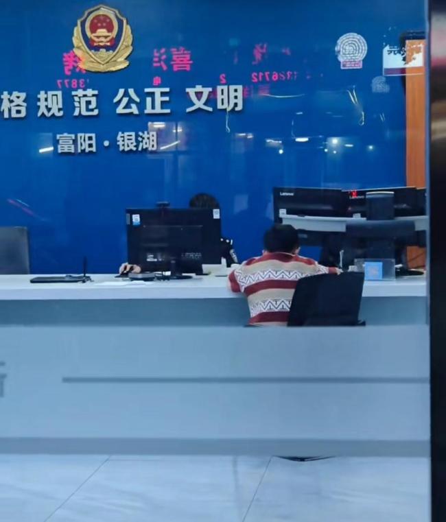 妈妈回应将儿子送去派出所赶作业