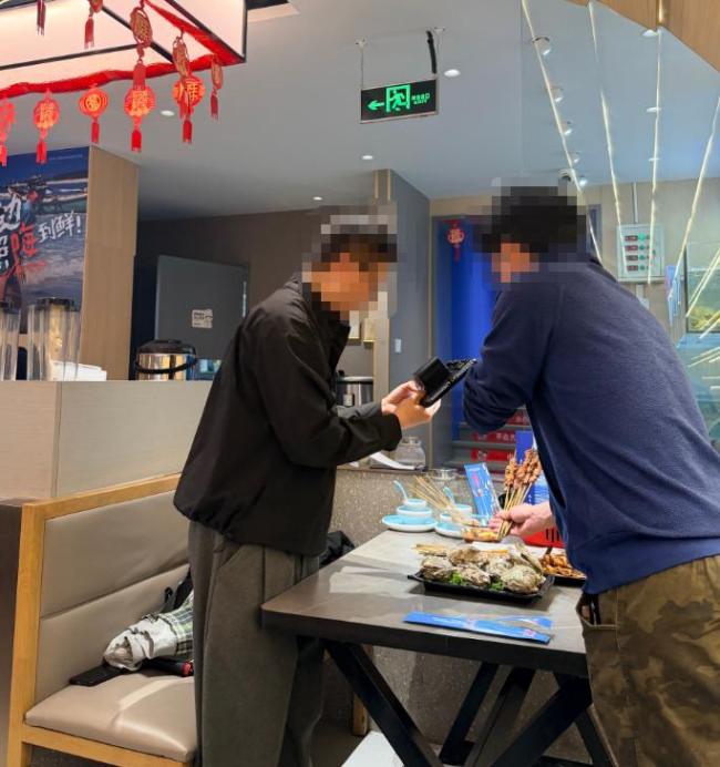 有探店博主拍完一桌菜就扔