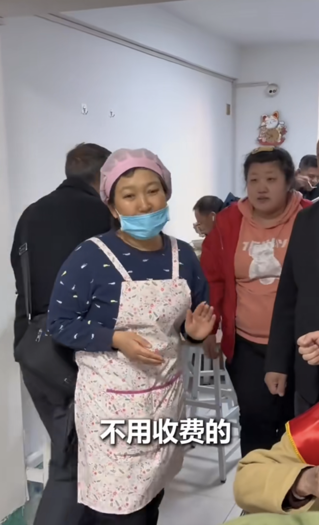 抗美援朝老战士回鸭绿江 店家不收费 致敬英雄泪目