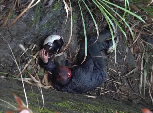 被恶犬追慌了神一头栽进2米深渠 女子夜间骑车遇险