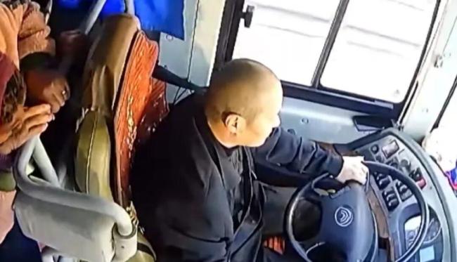 司机发病离世前踩刹车护住45人