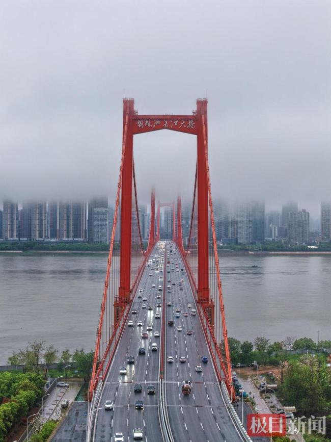 雨歇云低 武汉宛如水墨画