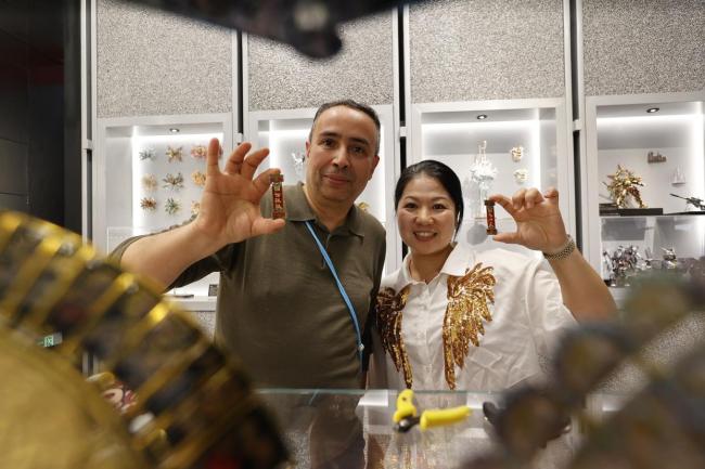 米兰小哥游购东莞体验岭南文化 从产物到科技的全面探索