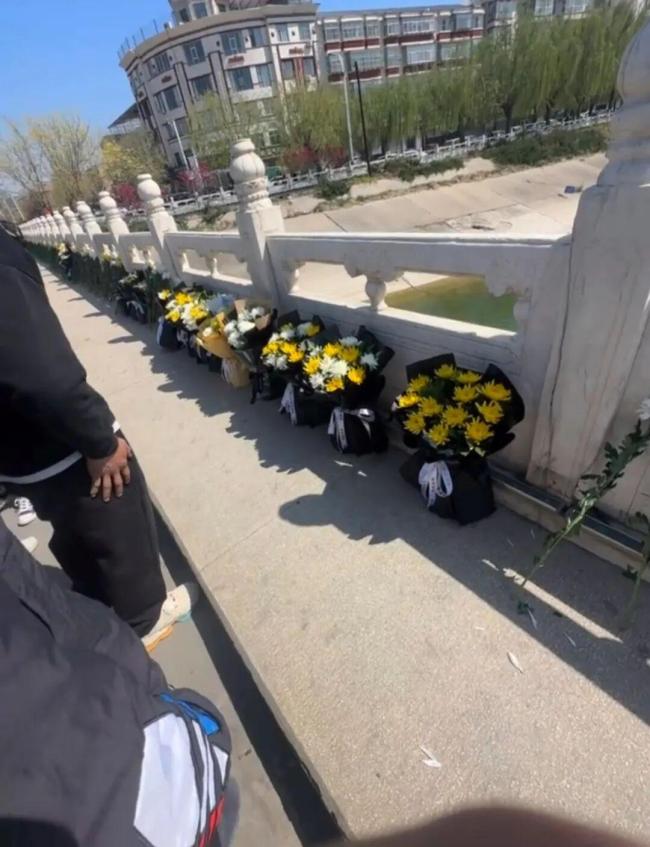 女子落入河中 武警战士纵身一跃救人