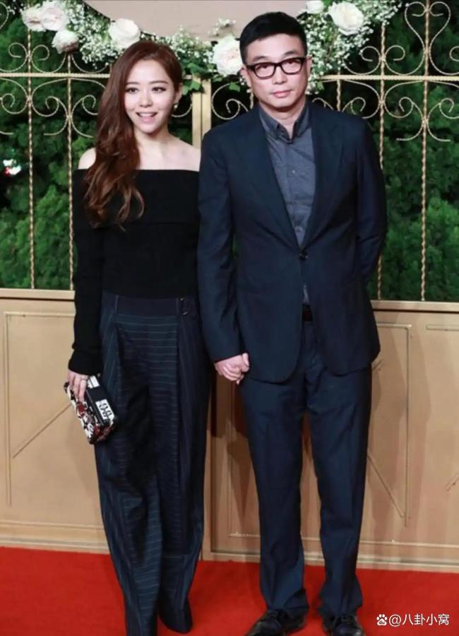 张靓颖和男友与一又友聚餐 低调相伴显默契