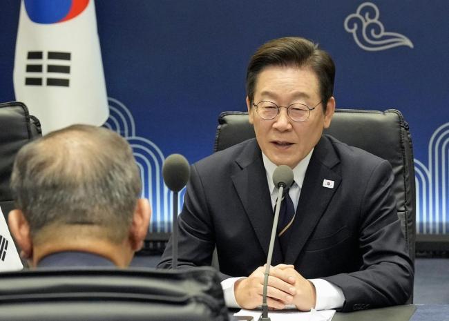 李在明宴请石破茂，老石拿起桌上装饰花问：这能吃吗？乐得眼睛眯成一条线 韩日关系的未来转向