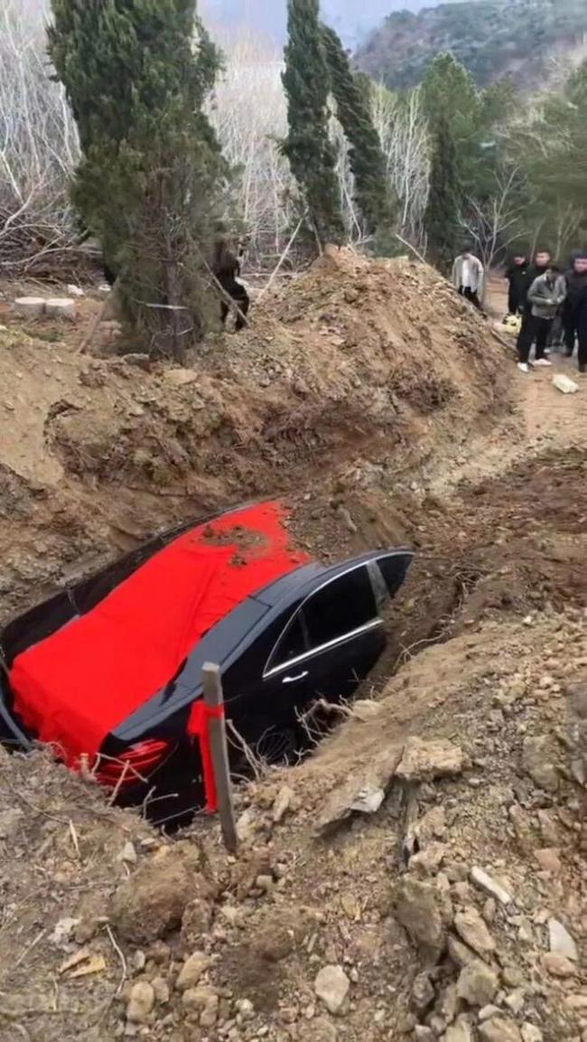 罗永浩谈奔驰豪车被当陪葬品 豪车陪葬引争议