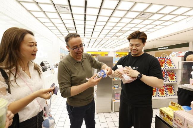 米兰小哥游购东莞体验岭南文化 从产物到科技的全面探索